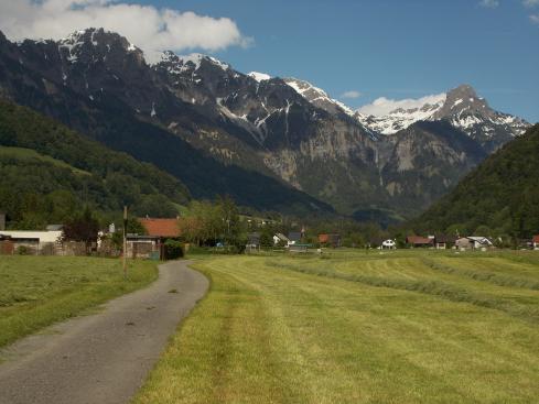 stallehr_von_westen_mit_dem_lechquellengebirge_-_der_verkehrslrm_raubt_dem_dorf_die_idylle.jpg